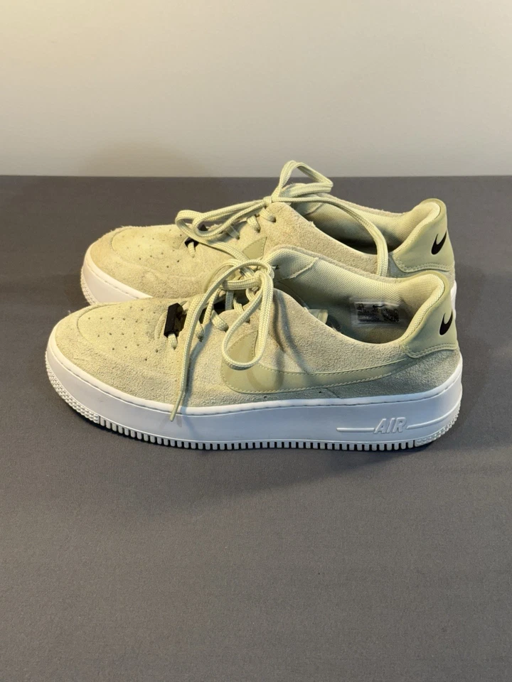 Talla 9.5 - Nike Air Force 1 Sage Low Olive Aura W Foto 3 de 4
