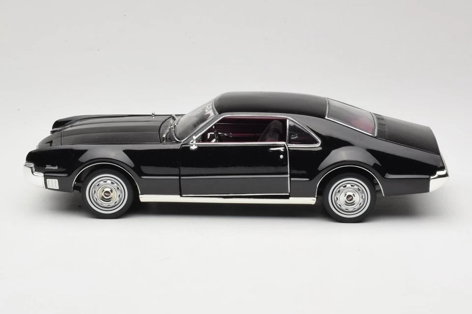 3041105 Oldsmobile Toronado Black American Mint 1:18 - Immagine 4 di 4
