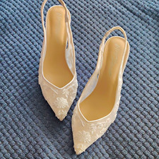 Betsey Johnson, Ivory Lace Pointed Toe Slingback Bridal Heels, size 9 med.