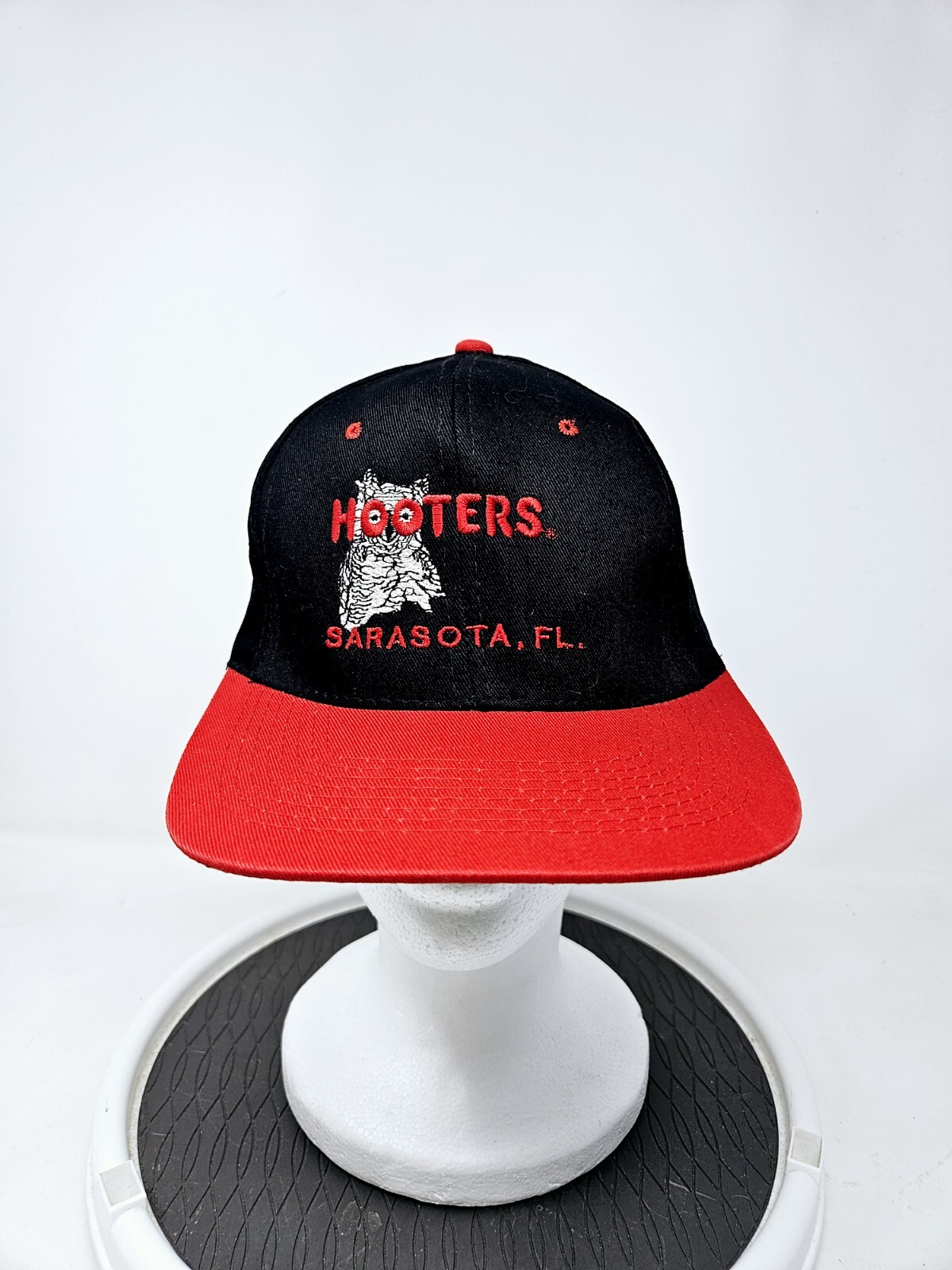 Vintage 90s Hooters Embroidered Snapback Hat Pre-Owned Fast Shipping