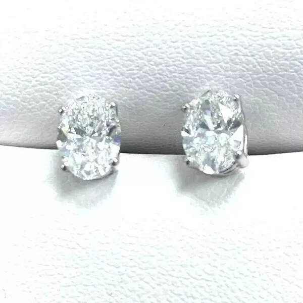 2 Ct Oval Cut White Lab-Created Women's Stud Earrings 14K White Gold Plated Foto 2 de 4