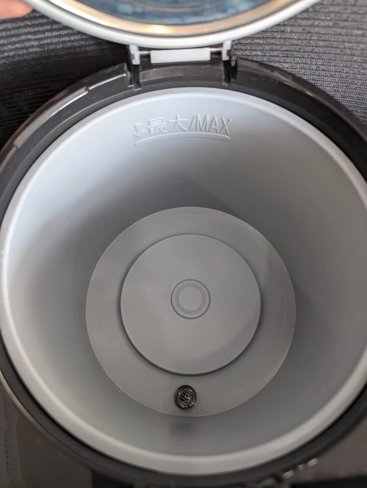 Caldera y calentador de agua caliente eléctrico Tiger PDU-A30U de 3 litros (negro inoxidable) Foto 4 de 4