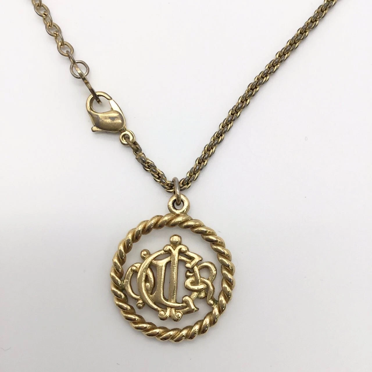 Collana Christian Dior 'Ottime Condizioni' Autentica CD Logo Cerchio Ciondolo GLD