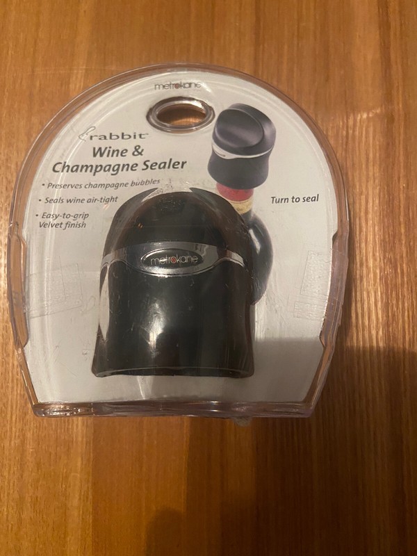 RABBIT -- WINE AND CHAMPAGNE SEALER / BLACK--NEW IN ORIGINAL PACKAGE