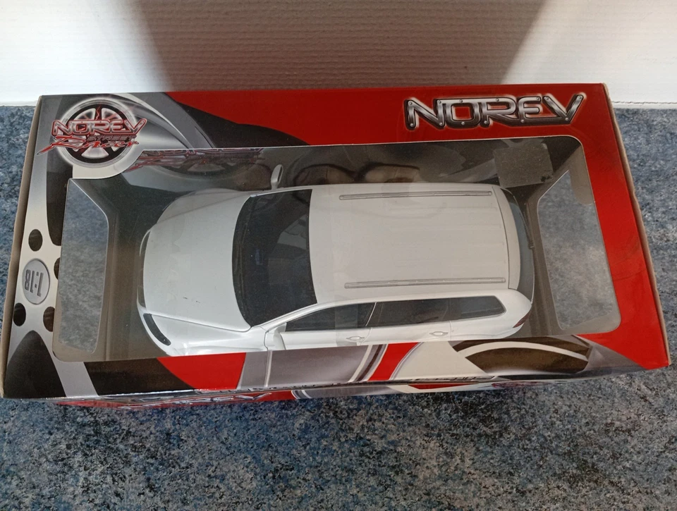 Parotech VW Touareg 1/18 - Photo 2/4