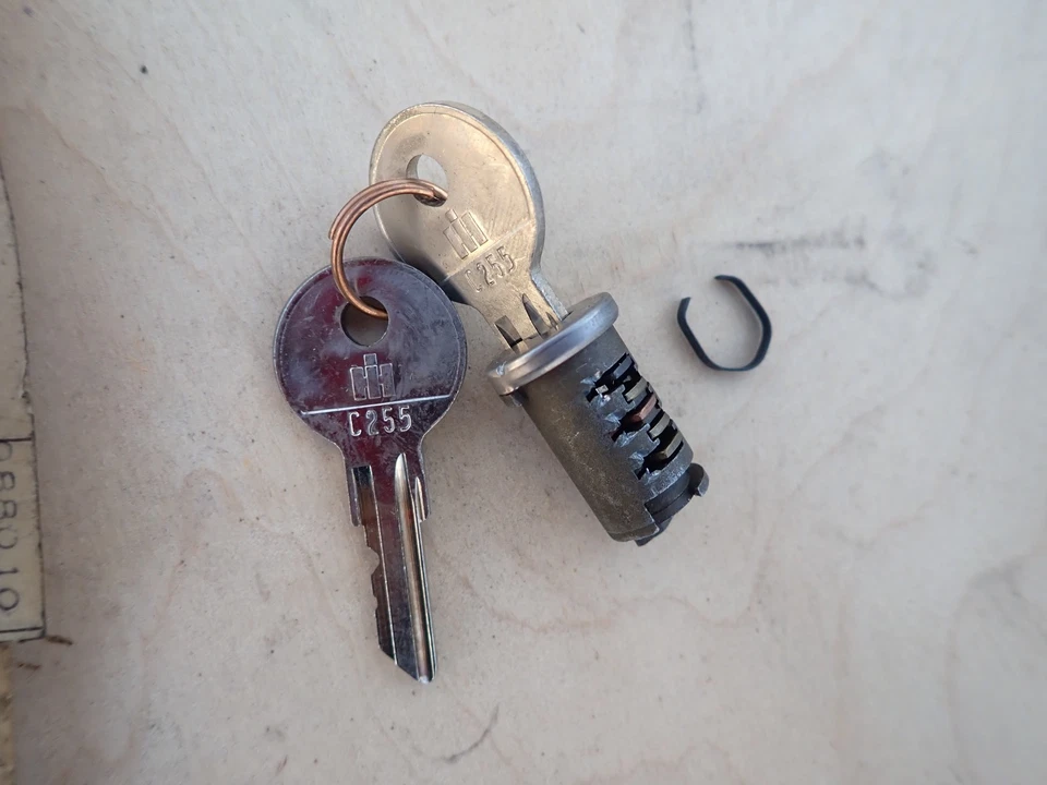 Cerradura y llave de manija de puerta levadiza International Scout 1961-1971 IH 866258R91 como nueva de lote Foto 2 de 3