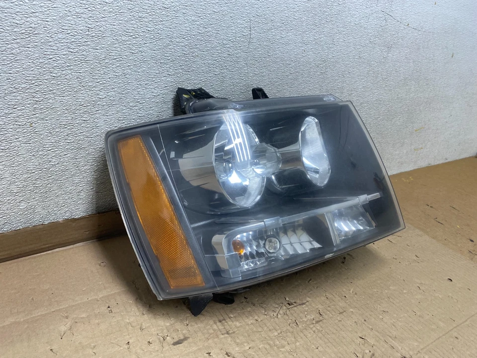 Faro derecho pasajero Chevrolet Suburban Tahoe 2007 a 2013 OEM U3047 DW Foto 3 de 4