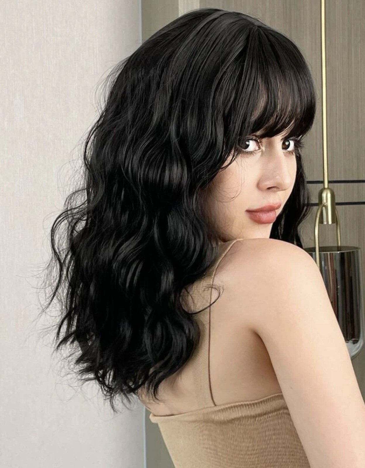 Perruque synthétique noire cheveux courts ondulés pour changer de look en soirée Collection Jade