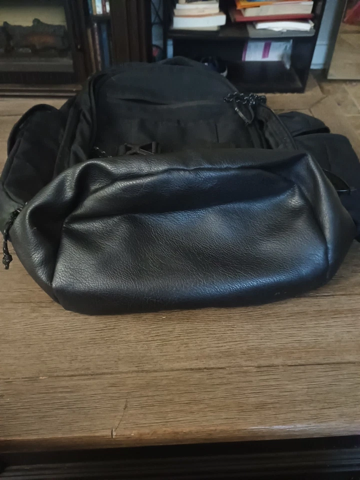 Mochila inferior de cuero con varios bolsillos Outdoor Products Foto 2 de 4