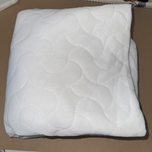 Crib Matress Protector Cover Pre Owned Excellent Condition