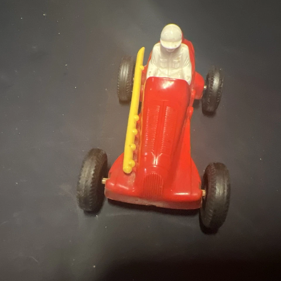 Coche de carreras Marx Wind Up sin llave rojo con conductor blanco y escape amarillo Foto 3 de 4