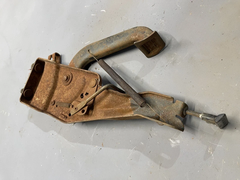 Buick Electra 225 Wildcat 1966 1965 montaje de pedal de freno de estacionamiento de emergencia 1967 Foto 2 de 3