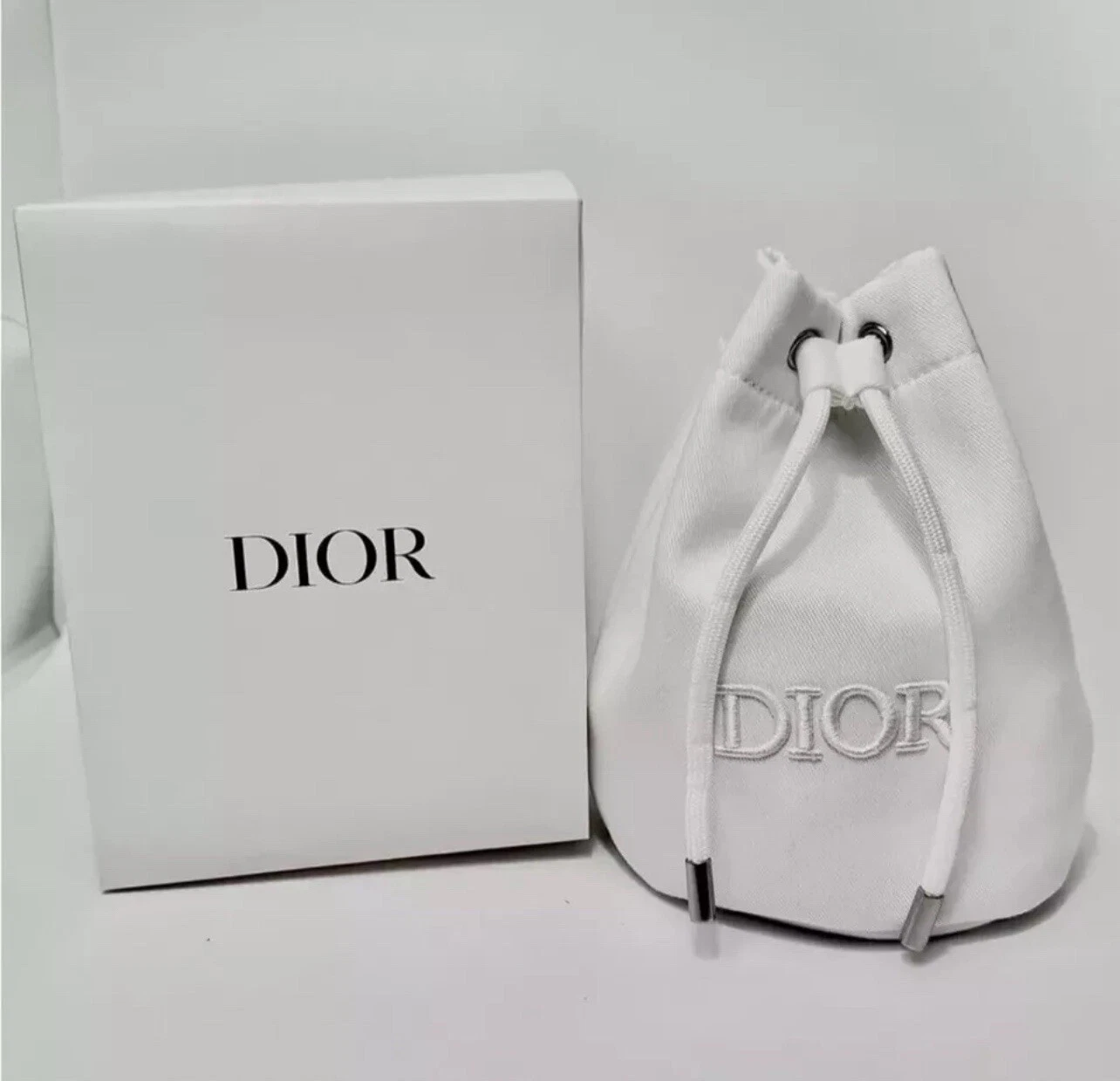 NEUF dans sa boîte logo Dior sergé blanc cordon pochette maquillage seau sac épuisé