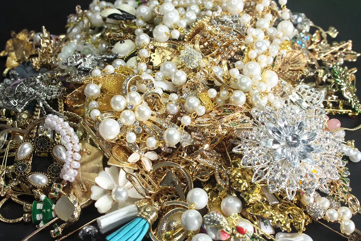 Old costume jewelry outlet