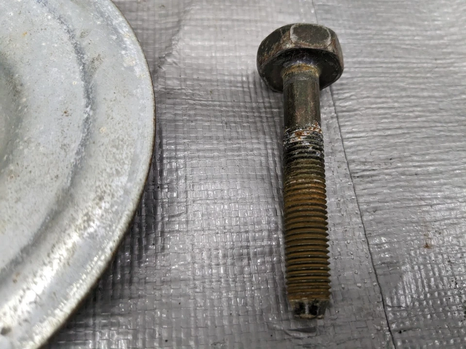 Пластина крепления и болт запасной шины 99-05 Mazda Miata GA5R56971C 1999-2005 - Изображение 4 из 4