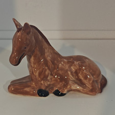 Figurine cheval en porcelaine émaillée marron couchée avec sabots noirs