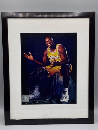 SHAQUILLE O'NEAL AUTOGRAPHED SIGNED 8x10 PHOTO.