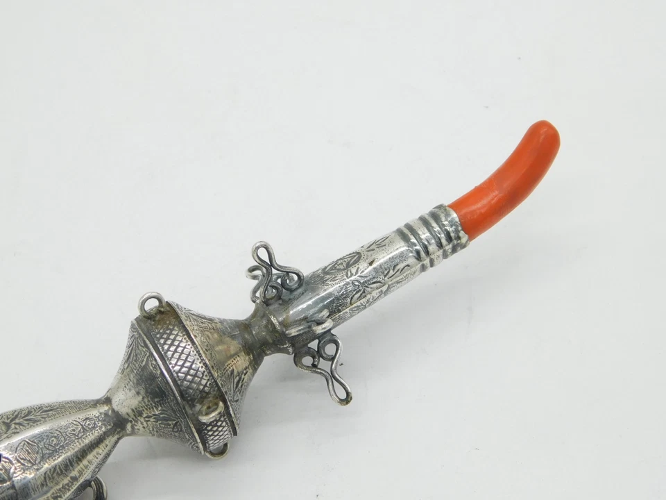 Sonajero y mordedor bebé antiguo siglo XIX .800 plata y coral rojo c1900 Foto 3 de 4