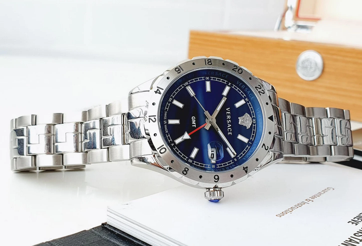Orologio Uomo Versace Hellenyium GMT V11010015 Quadrante Blu Zaffiro Tono Argento