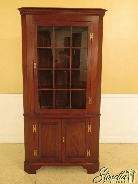 45590EC: HENKEL HARRIS Modelo #1114 Gabinete Esquinero Caoba Foto 2 de 4