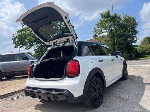 2024 MINI Hatch 1.5 Cooper Sport Steptronic Euro 6 (s/s) 5dr HATCHBACK Petrol Au - Picture 10 of 24