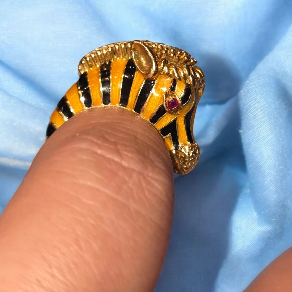 Stunning 18k Enamel Detailed Yellow Black Zebra Made In Italy Ring Size 5 - Image 3 of 4