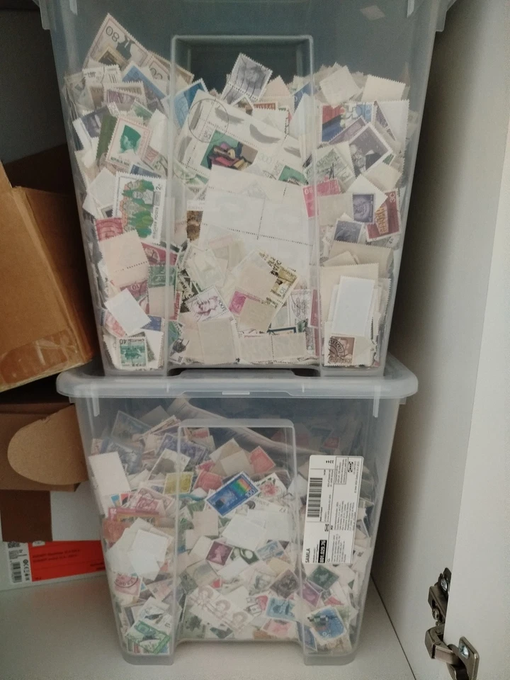 200 World Wide postage stamps.  Randomly selected World post stamps. Timbres. - Image 4 of 4