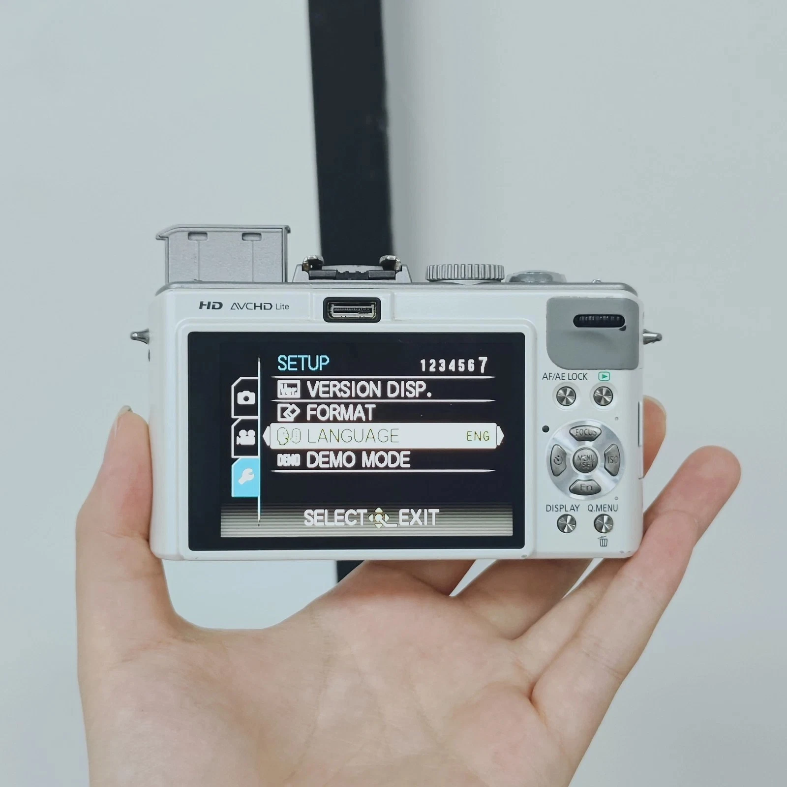 Panasonic LUMIX DMC-LX5 Digital Camera 10.1MP 3.8X Zoom White with Accessories - product detail image 2