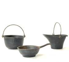 VINTAGE CAST IRON MINIATURE TOY FRY PAN, HANDLED POT COAT BIN