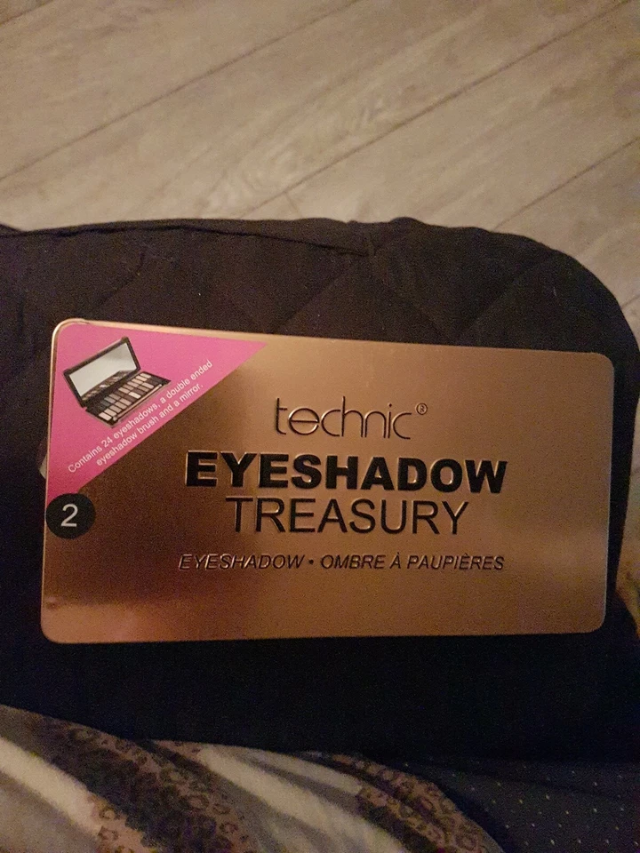 Technic Eyeshadow Treasury 2 with double ended brush and mirror. - Image 4 of 4
