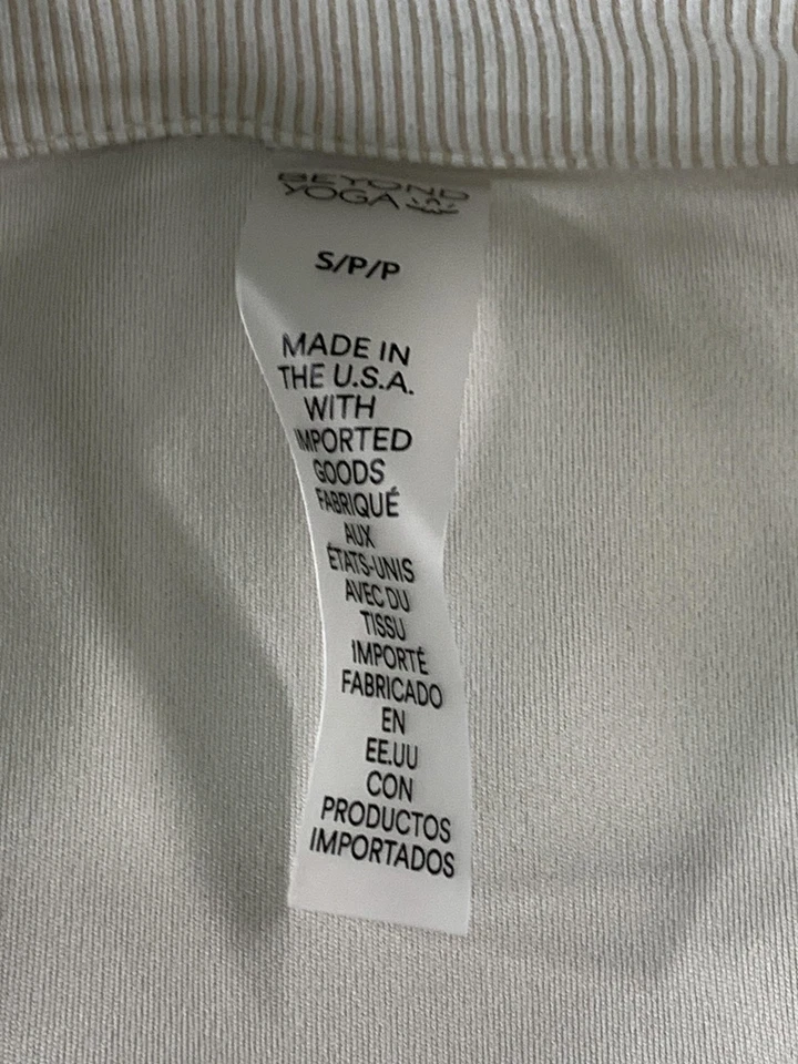 Camiseta sin mangas Beyond Yoga para mujer pequeña cuello crema cuello en V acanalado recortada hecha en EE. UU. HK4282 Foto 4 de 4