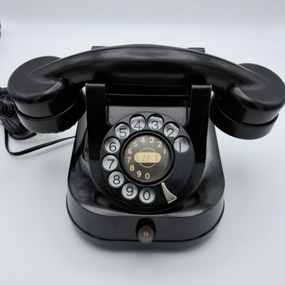 Vintage Atea belgisches Klingeltelefon mit Metallkörper und Bakelit Reciver. Schwarz.