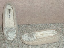 Women's beige leather upper MINNETONKA slippers , 40453 , size 6 M