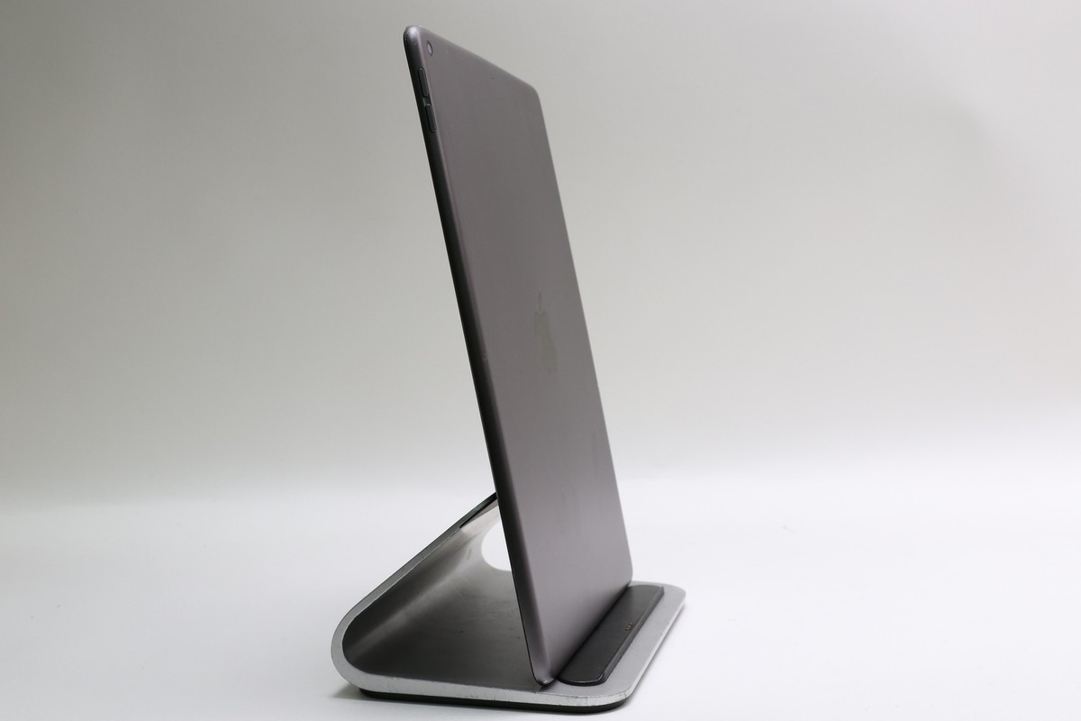 Read! iPad Air 3rd Gen, 64GB, Wi-Fi, Space Gray, MUUJ2LL/A