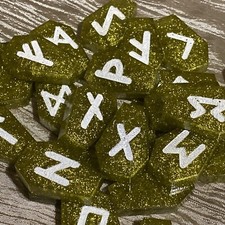 Pierres runiques en résine jaune vert chatoyant en forme de cercueil, Elder Futhark