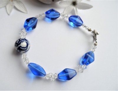 HANDGEMACHTES GLASPERLENARMBAND ~ BLAUE & PORZELLANPERLEN ~ KNEBELVERSCHLUSS ~ NEU