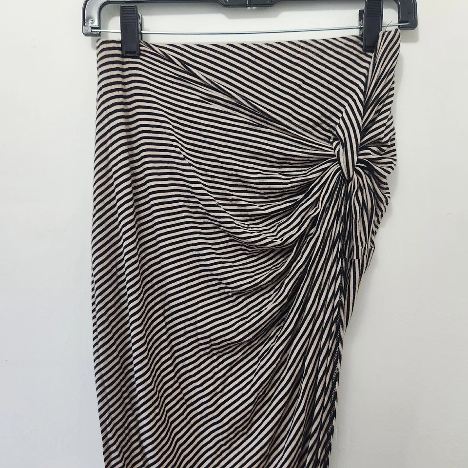 Saia assimétrica listrada preta e bege feminina CHARLOTTE RUSSE tamanho P - Imagem 2 de 4