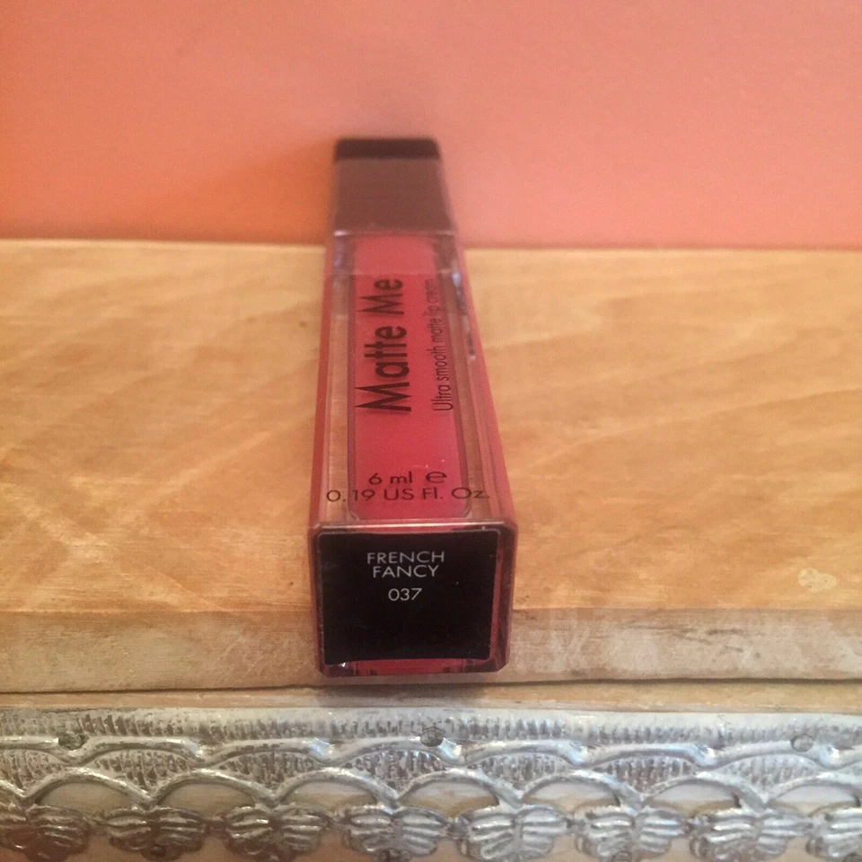 Elegante crema labial mate ultra suave en francés elegante nueva sellada tamaño completo Foto 3 de 4