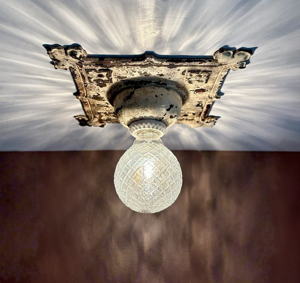 Lámpara de techo antigua de porche con cúpula capital empotrada de hierro fundido de la década de 1910 y 1920 Foto 2 de 4