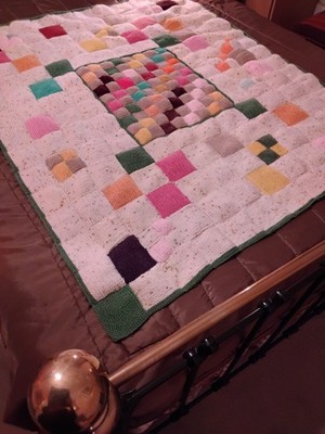 Eine neue handgestrickte Patchworkdecke. 49 Zoll mal 39 Zoll.