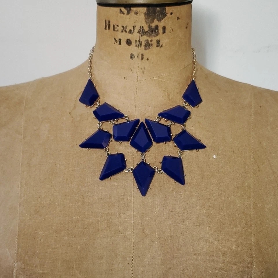 Collar Forever 21 llamativo gemas de plástico azul tono dorado punk cadena de motociclista Foto 2 de 4