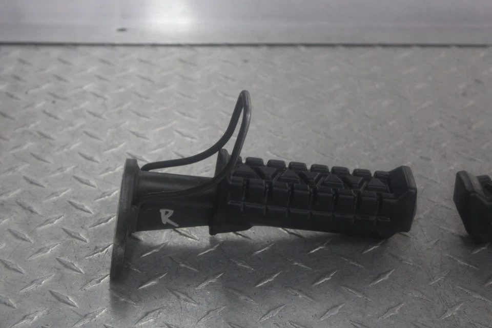 Yamaha Moto 4 YFM80 1986 juego de estriberas delanteras 55X-27411-01-00 55X-27421-01-00 Foto 2 de 4