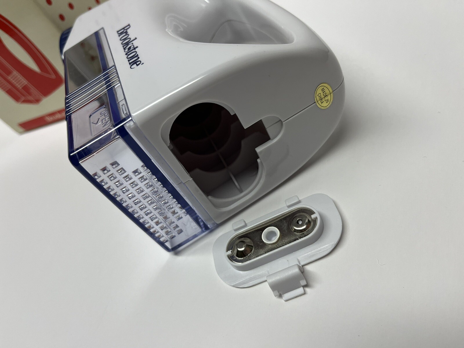 Brookstone Fabric Shaver Remove Pills and Lint With Ease Lightweight