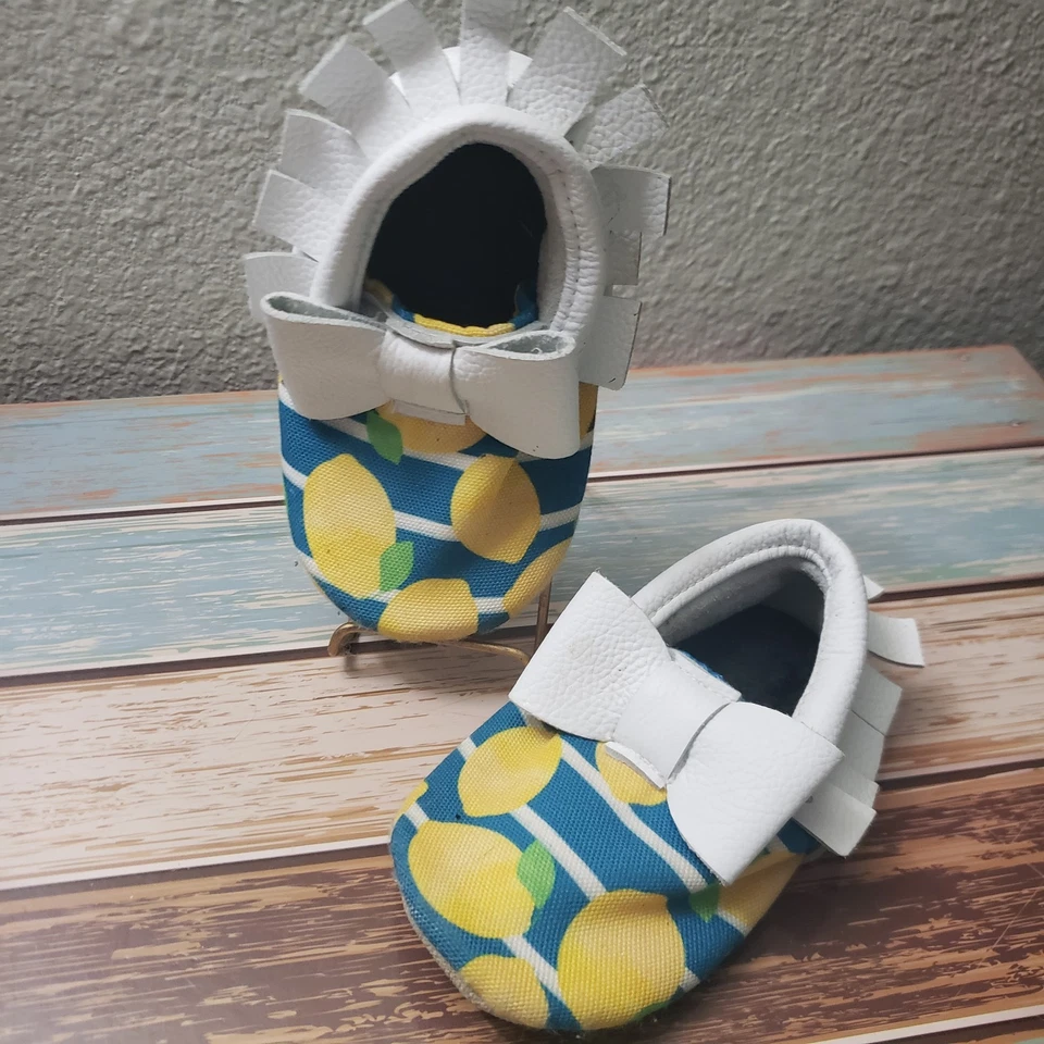 Mocassins Boutique para bebês sob medida tamanho 5 estampa de limão couro genuíno franja sola arco - Imagem 2 de 4