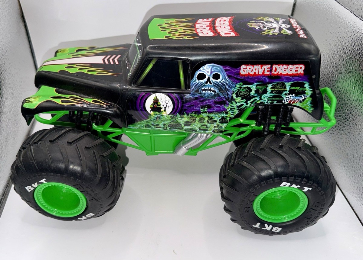 Monster Jam Grave Digger RC Monster Truck 1:15 Scale USB Charge