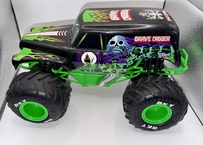 Monster Jam Grave Digger RC Monster Truck 1:15 Scale USB Charge