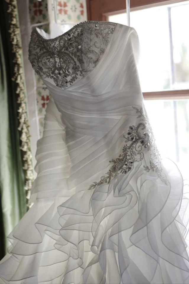 Vestido de novia y velo Alfred Angelo 2012 princesa Disney jazmín marfil talla 14 Foto 2 de 4