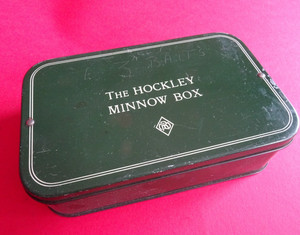 A GOOD USED VINTAGE RICHARD WHEATLEY HOCKLEY MINNOW BOX + ARTIFICIAL LURES