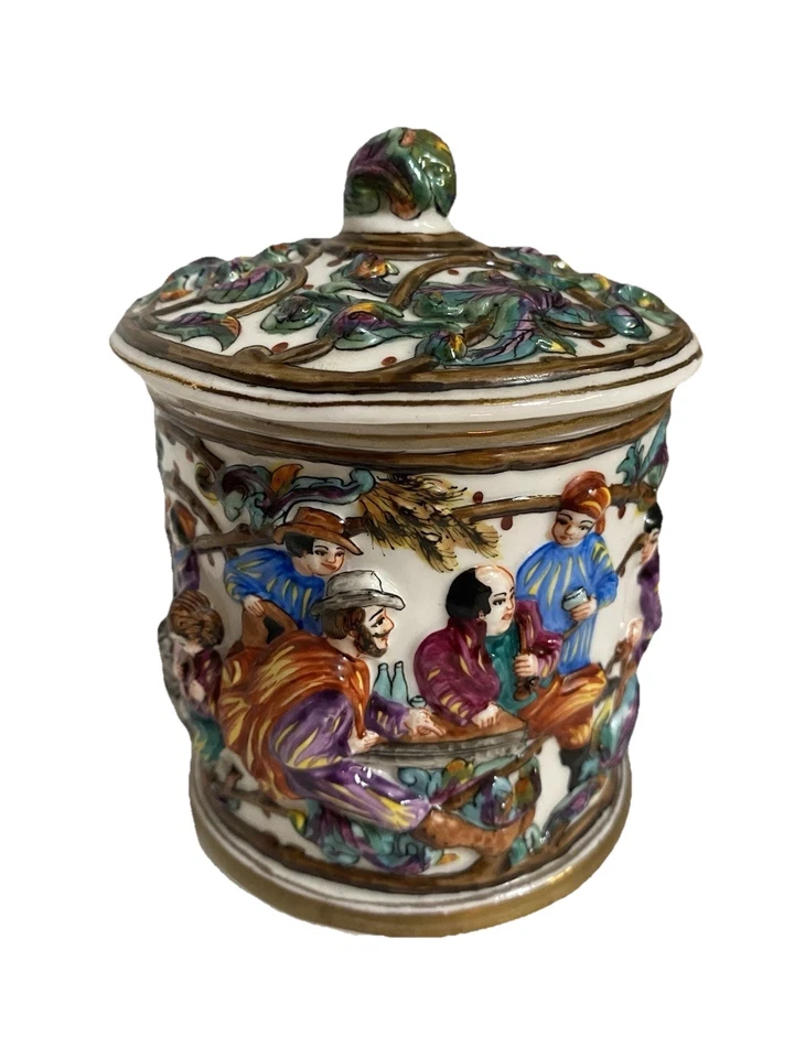 Antiguo tarro Capodimonte con tapa figura escena en relieve Foto 2 de 4