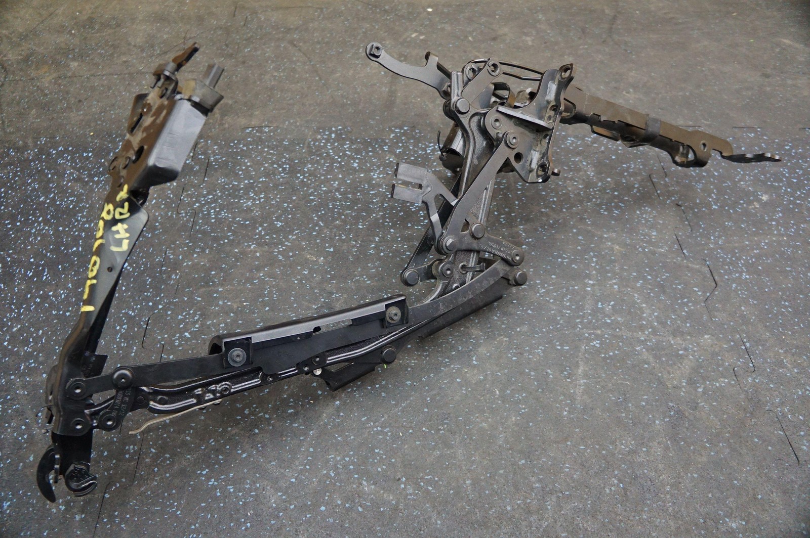 Right Passenger Convertible Roof Top Hinge 0023513118 McLaren 650S Spyder